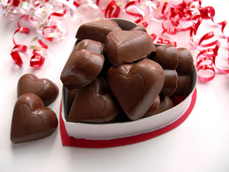 idée-cadeau-Saint-Valentin-femme-chocolats-forme-coeur