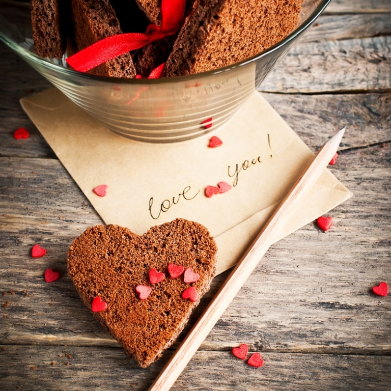 idée-cadeau-Saint-Valentin-femme-gâteau-forme-coeur-vermicelles