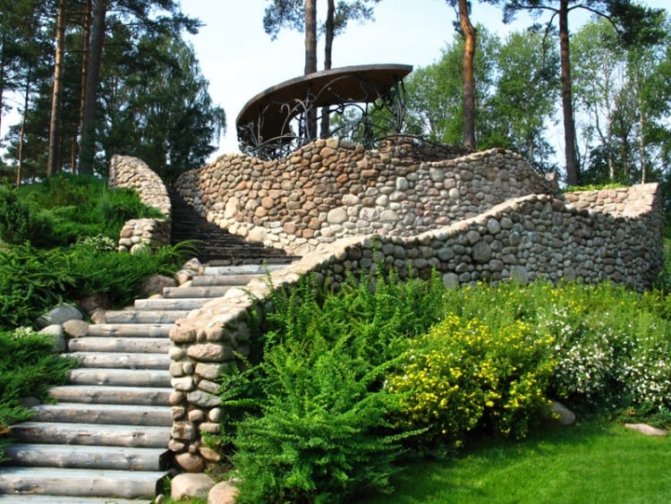 jardin en pente moderne-marches-bois-muret-pierre