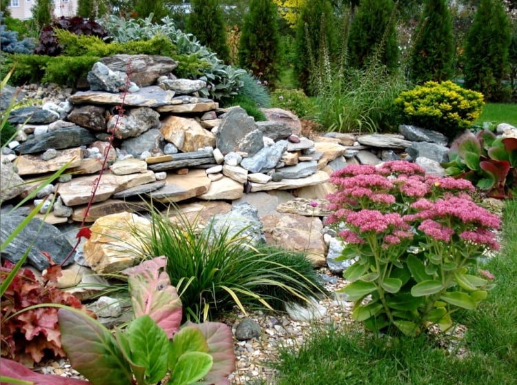 jardin-pente-moderne-peirre-rochers-platnes-fleurs