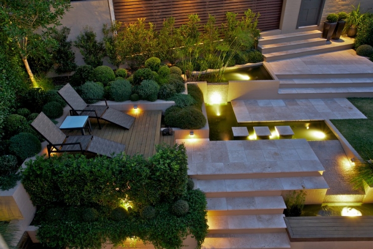 jardin-pente-moderne-plantes-pots-marches-pierre-éclairage-LED