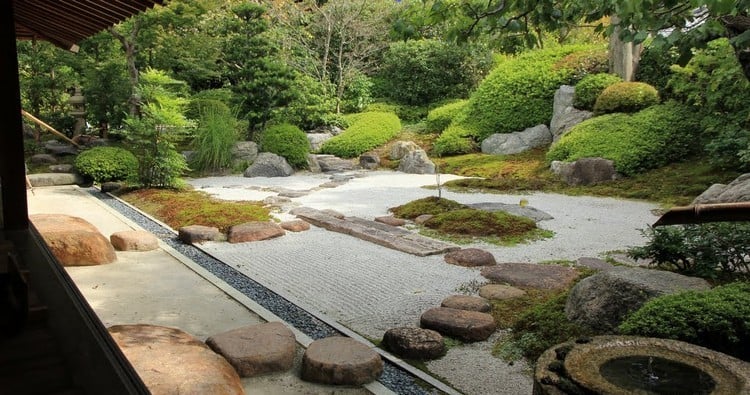 jardin zen moderne-allee-pas-japosanis-pierre-gravier-concasse-buis-boule