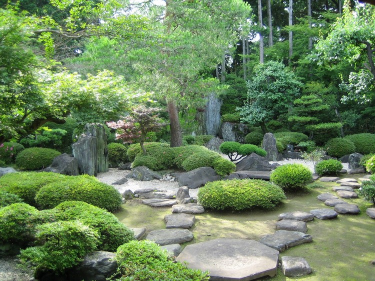 jardin zen moderne-allees-pas-japonais-pierre-naturelle-buis-boule