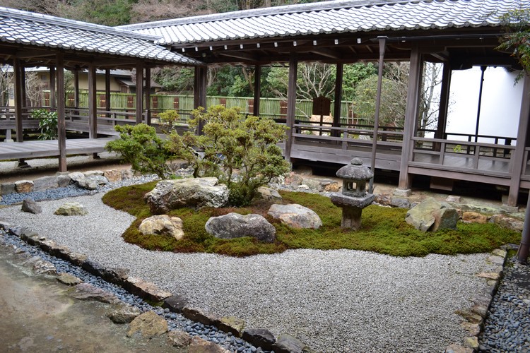jardin zen moderne-cour-interieure-arbustes-rochers-gravier-concasse