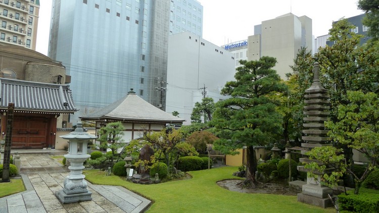 jardin zen moderne-en-ville-lanterne-japonaise-coniferes-pelouse