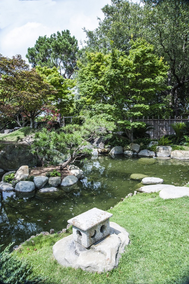 jardin zen moderne-etang-jardin-lanterne-japonaise-arbres