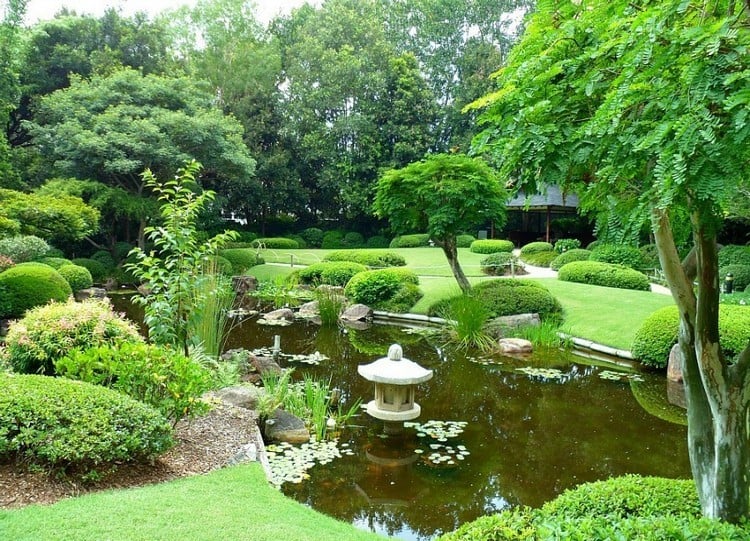 jardin zen moderne-etang-lanterne-japonaise-buis-boule-arbres