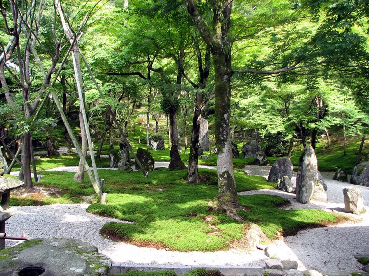 jardin zen moderne-gravier-blanc-arbres-rochers