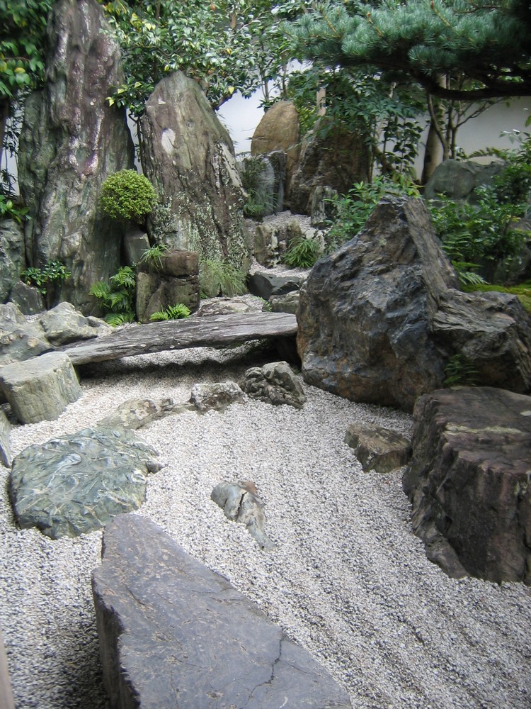 jardin zen moderne-gravier-concasse-rochers-jardin-sec