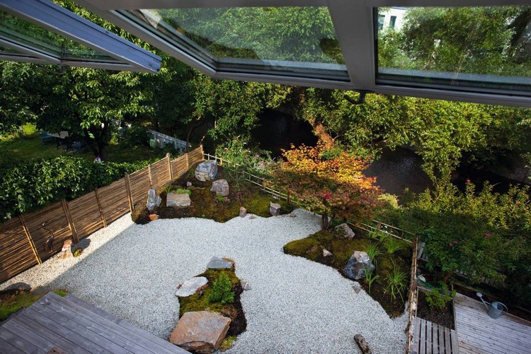 jardin zen moderne-gravier-decoratif-parterres-mousse-vegetale-erable-japon
