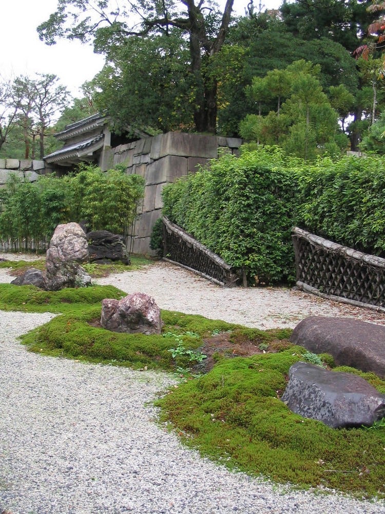 jardin zen moderne-gravier-decoratif-rochers-parterres-mousse-vegetale