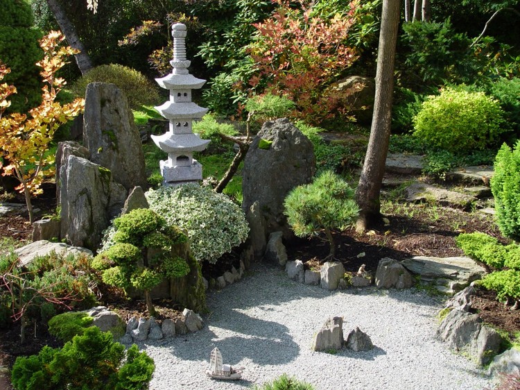 jardin zen moderne-parterres-arbres-bonsai-lanterne-japonaise-gravier