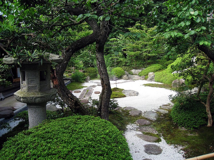 jardin zen moderne-sable-allee-pas-japonais-buis-boule-lanterne-japonaise-arbres