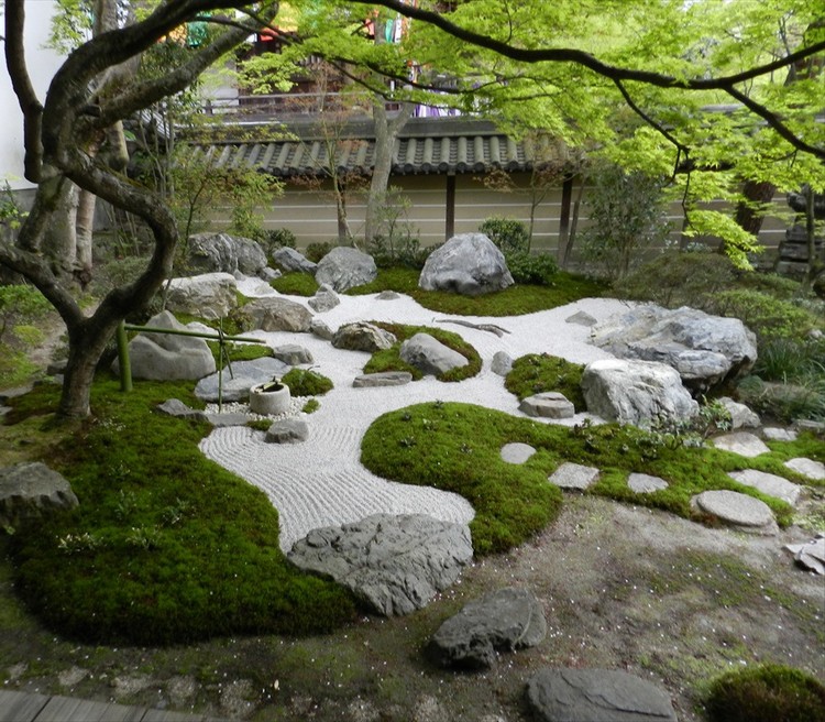 jardin zen moderne-sable-blanc-mousse-vegetale-rochers-erable-japon