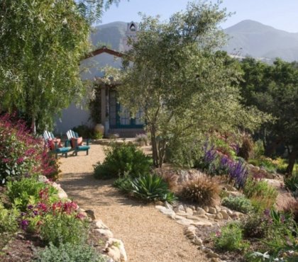 jardins méditerranéens -allee-gravier-parterres-fleurs-olivier-chaises-longues