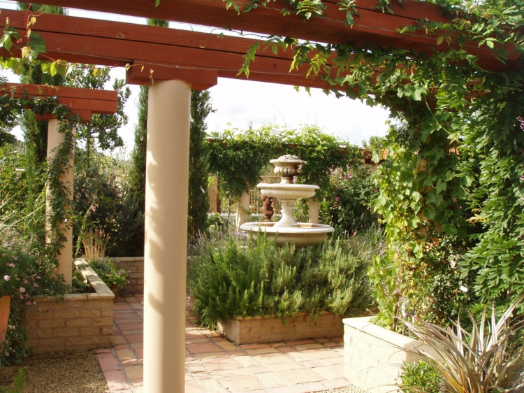 jardins méditerranéens -fontaine-jardin-pergola-bois-vignes-paves