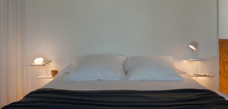 luminaire chambre adulte -lampe-chevet-blanche-minimaliste-etagere