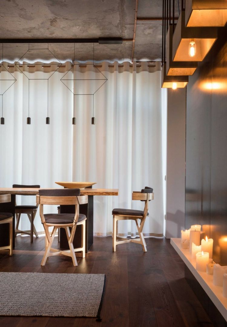 luminaire industriel -noir-coin-repas-table-chaises-bois-suspensions-beton