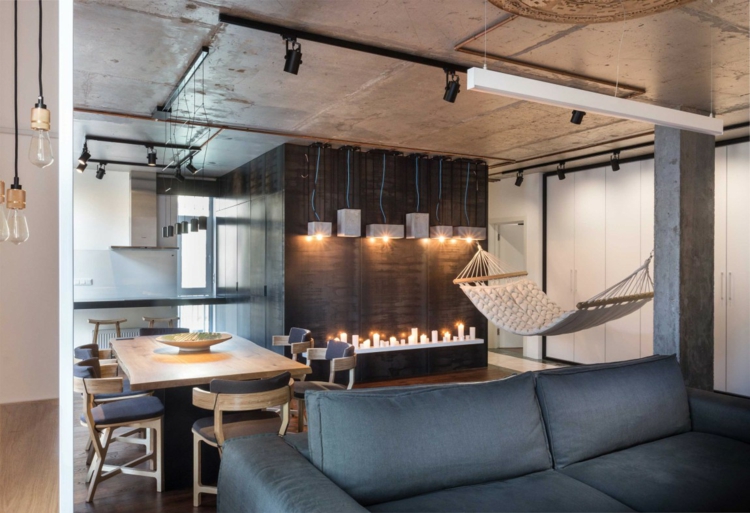 luminaire industriel -plafond-beton-brut-canape-gris-table-chaises-bois