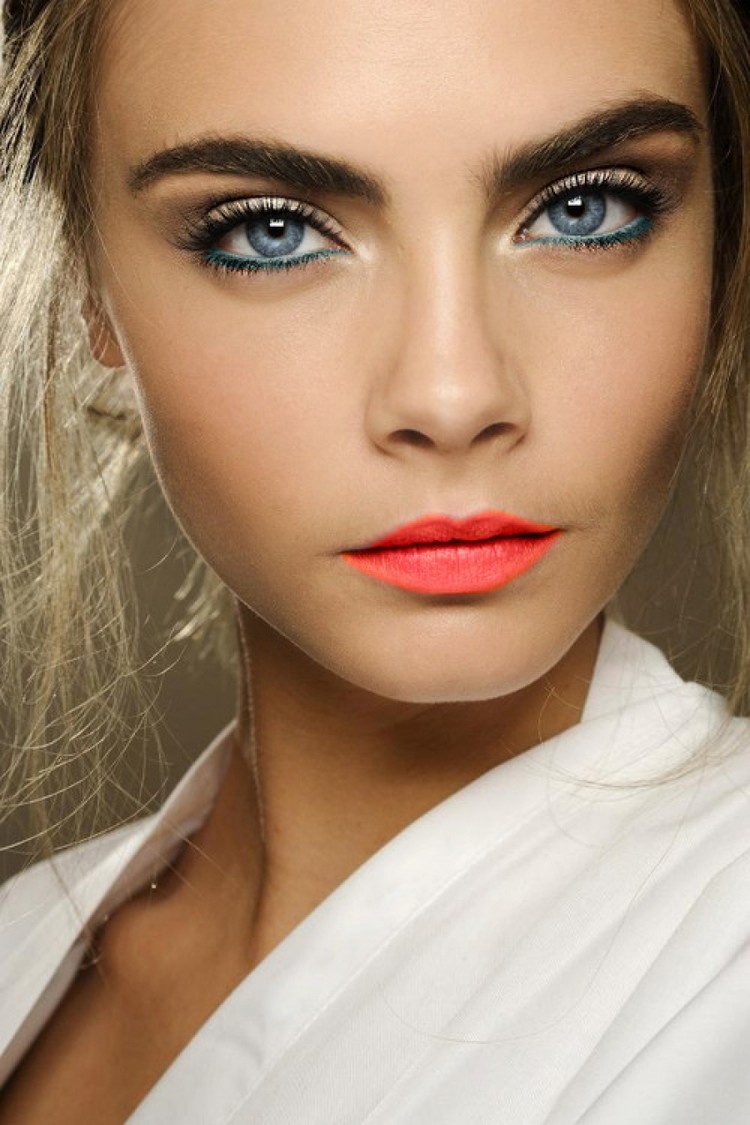 maquillage Saint-Valentin -levres-accentuees-couleur-corail-crayon-yeux-bleu