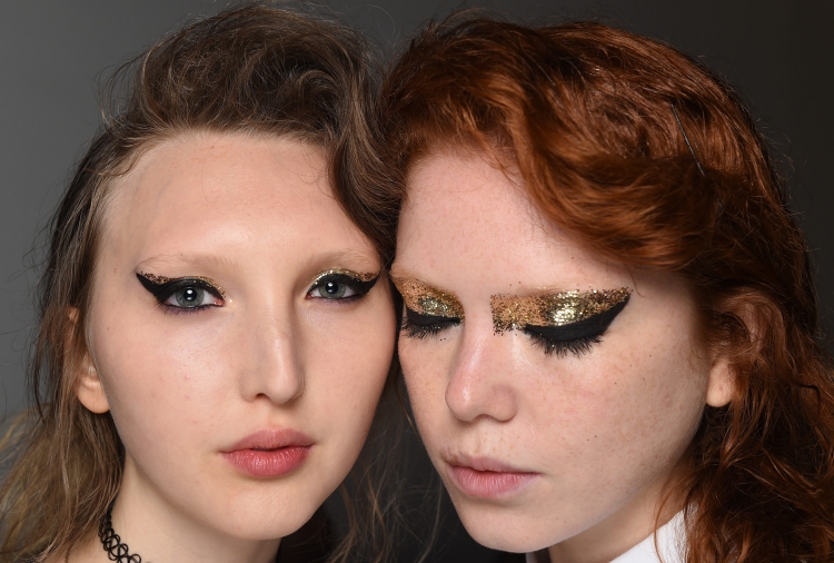 maquillage tendance 2016 yeux eyeliner épais paillettes dorées
