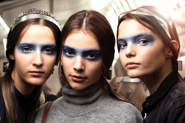 maquillage-tendance 2016 yeux fard paupières masque bleu Chanel
