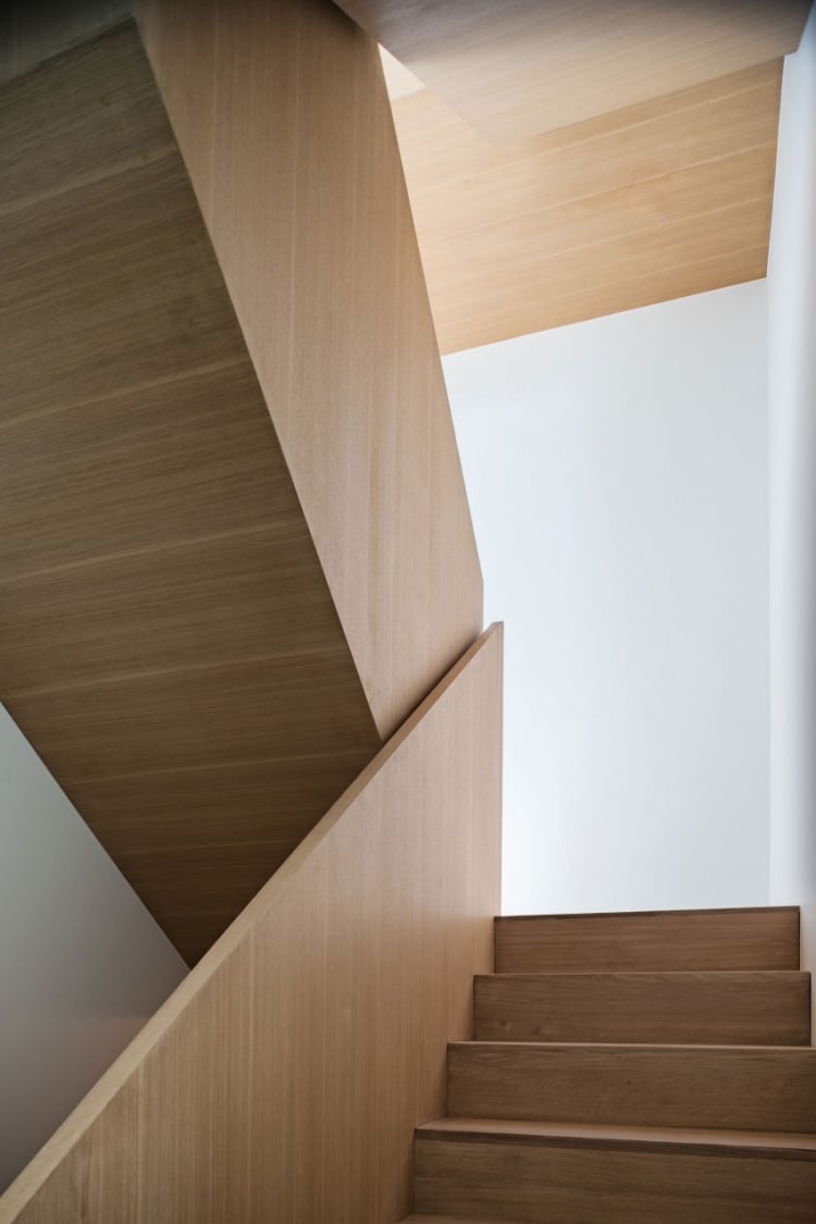 mobilier-bois-escalier-design-murs-blanc