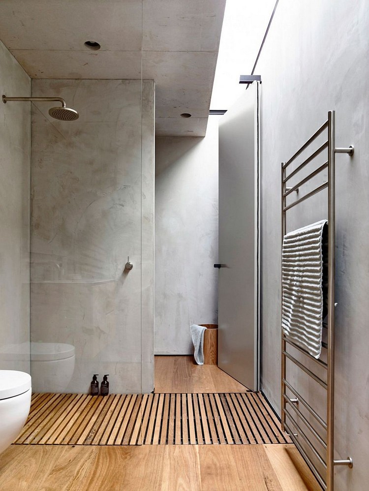 mur en béton banché -salle-bains-revetement-sol-bois-douche-italienne