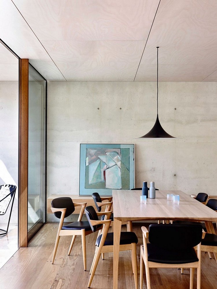 mur en béton banché -salle-manger-table-chaises-bois-suspension-noire