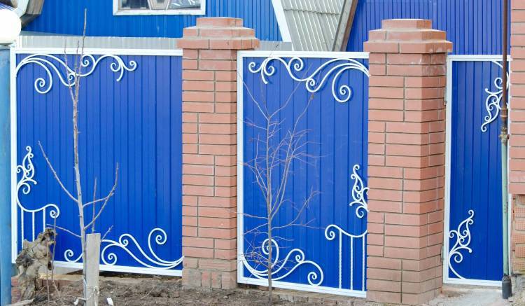 palissade-bois-clôture-design-bleu-saphir-motifs-floraux