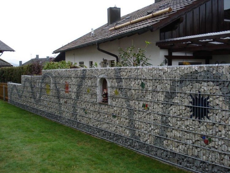 palissade en bois clôture-pirre-motifs-colorés