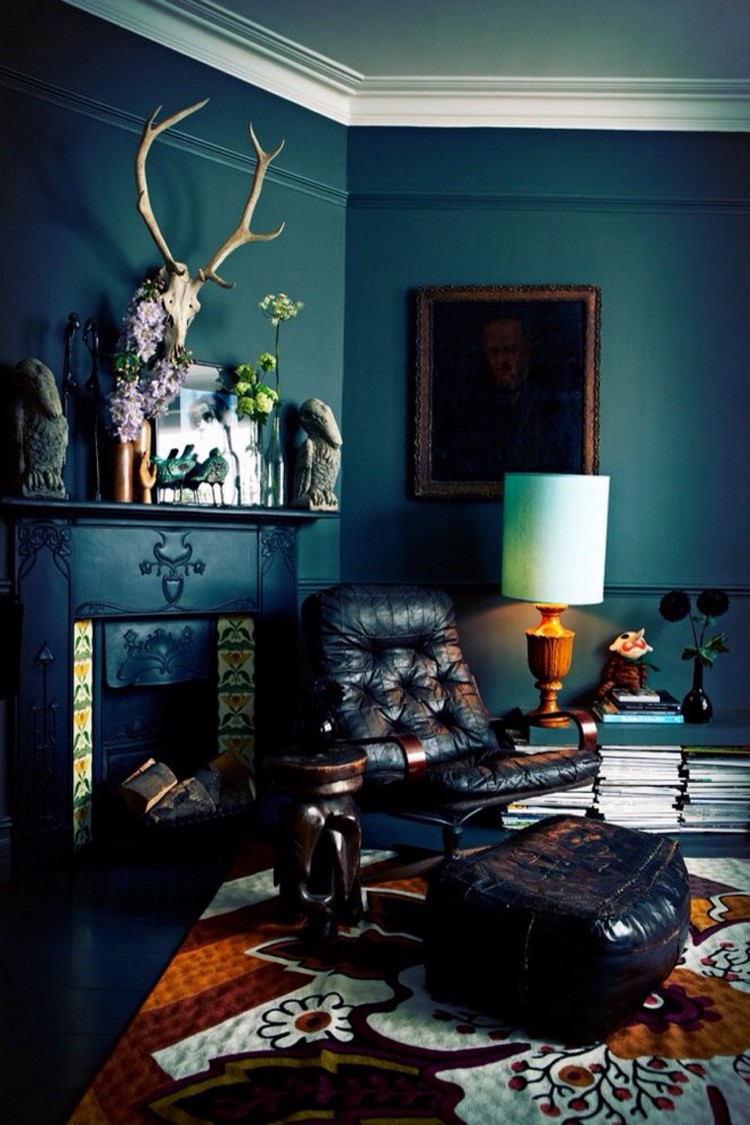 peinture salon moderne -bleu-fonce-cheminee-noire-fauteuil-repose-pieds-cuir