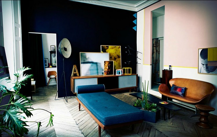 peinture salon moderne -bleu-marine-meridienne-bois-bleu-canape-cuir-marron