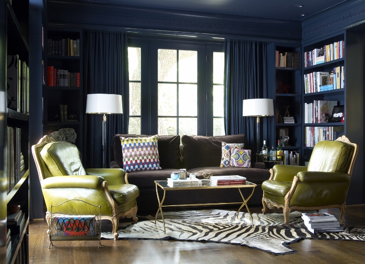 peinture-salon-moderne-bleu-roi-fauteuils-cuir-vert-tapis-zèbre-sol-parquet