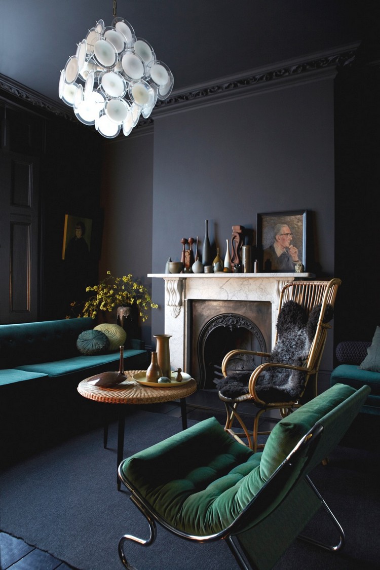 peinture salon moderne -gris-graphite-moulures-canape-bleu-sarcelle-fauteuil-vert