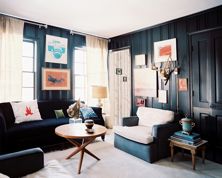 peinture salon moderne -lambris-mural-bois-noir-canape-noir-tableaux-bleu-orange