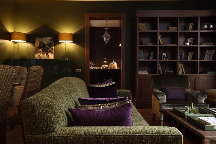 peinture-salon-moderne-peinture-vert-olive-meuble-rangement-bois-massif-canapé