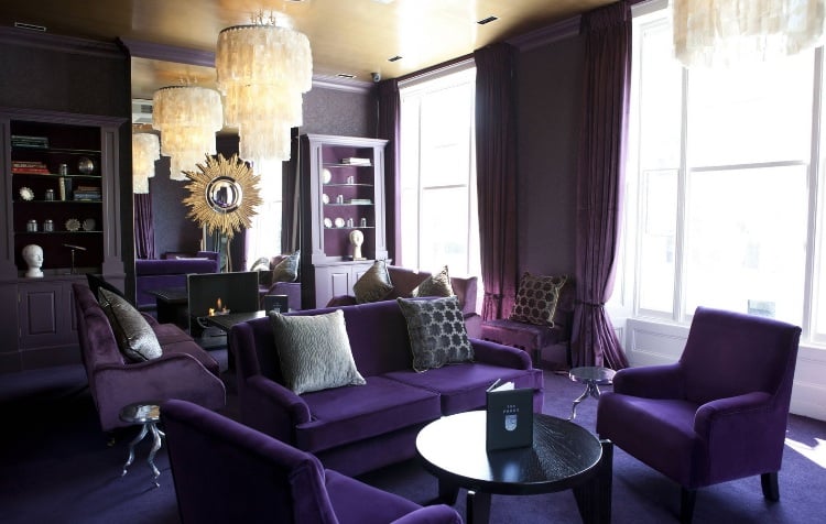 peinture-salon-moderne-violet-pourpre-rideaux-fauteuis-table-basse-luminaire