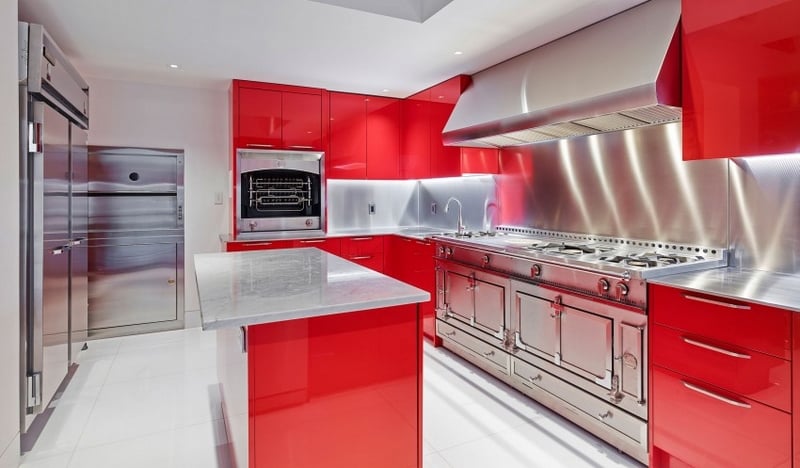 penthouse-design-luxe-New-York-cuisine-rouge-acier-inox