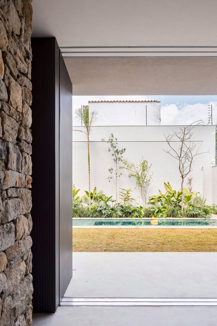 piscine-extérieure-plantes-exotiques-mur-pierre-Sao-Paolo-Casa-Lara