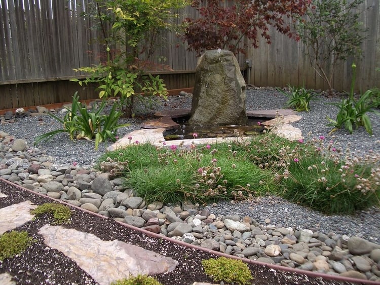 rocaille-jardin-japonais-esprit-zen-fontaine-roche-clôture-brise-vue-bois