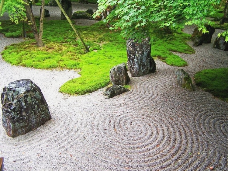 rocaille-jardin-japonais-zen-érable-Japon-rochers-lignes-tracées-sable
