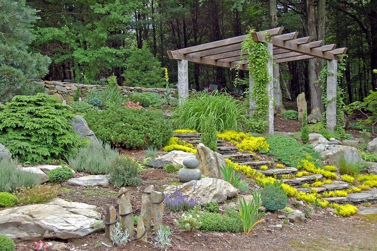 rocaille jardin pente douce marches pierre-pergola-bois