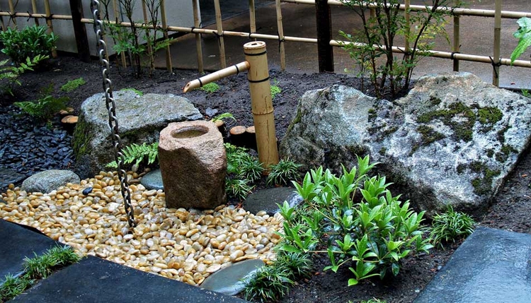 rocaille jardin zen fontaine jardin-bambou-chaîne-pluie-japonaise-galets
