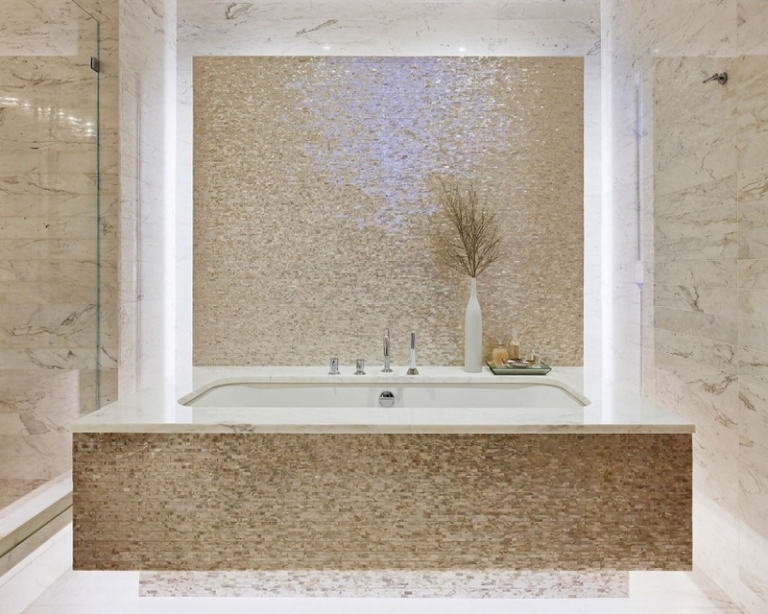 salle-bain-beige-blanche-luxe-mosaique-baignoire
