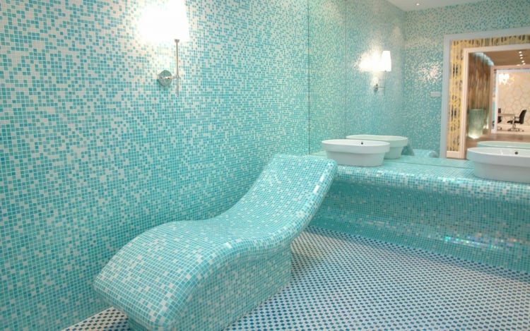 salle de bain mosaique bleu-ciel-fauteuil-vague