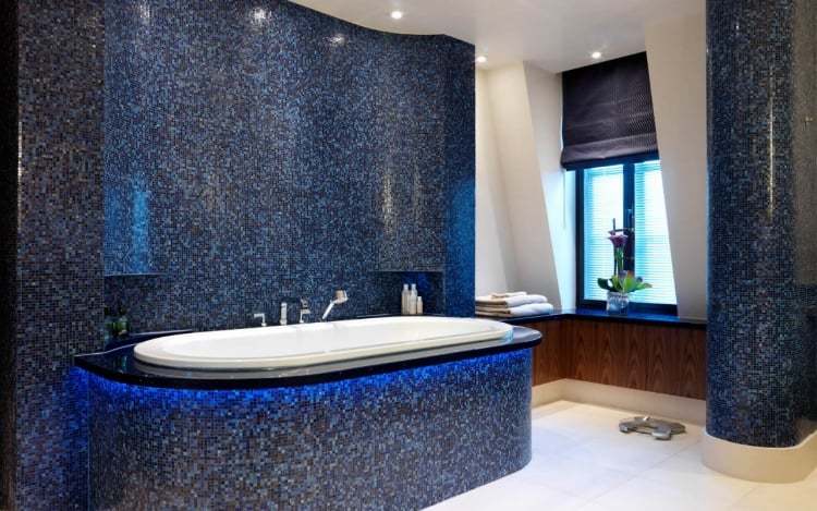 salle-bain-mosaique-bleu-marine-tablier-baignoire