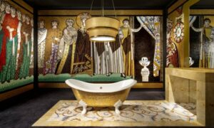 salle-bain-mosaique-colorée-motifs-slaves-baignoire-centrale-assortie-dorée