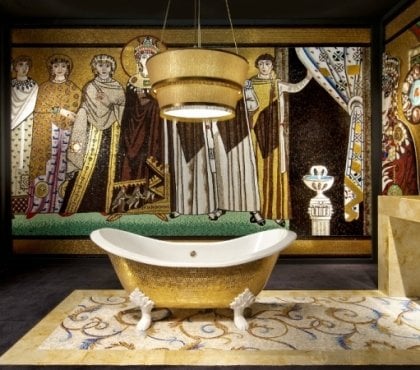 salle-bain-mosaique-colorée-motifs-slaves-baignoire-centrale-assortie-dorée