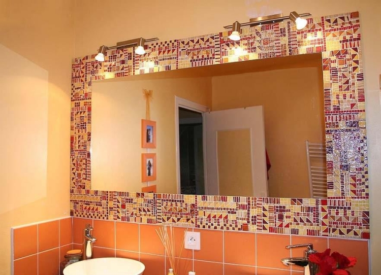 salle-bain-mosaique-miroir-multicolore